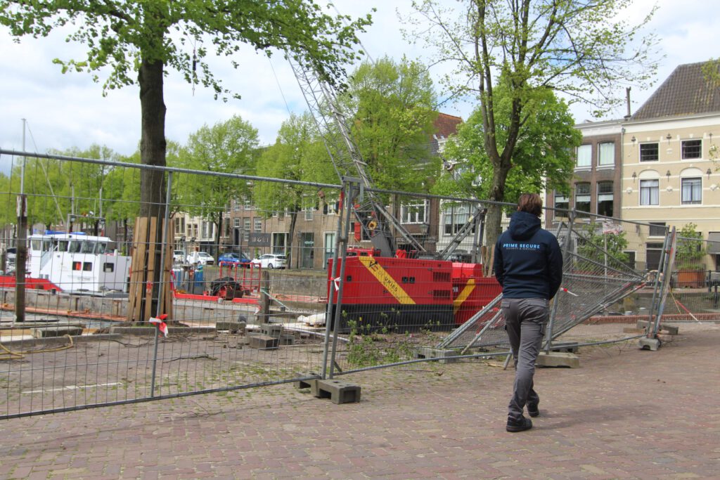 Beveiliger houdt toezicht bij objectbeveiliging op locatie